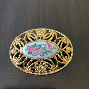 Beautiful Avon Gold tone Floral Center Brooch